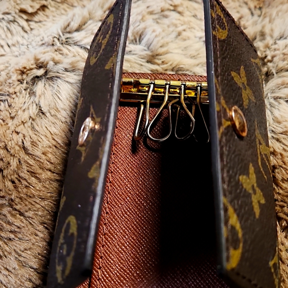 LV KEY HOLDER